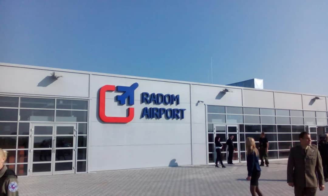 Kto wymyślił lotnisko w Radomiu? Historia jego powstania i znaczenie