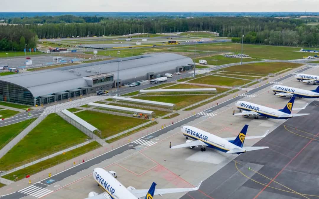 Co dalej z lotniskiem w Modlinie? Plany rozwoju i inwestycji